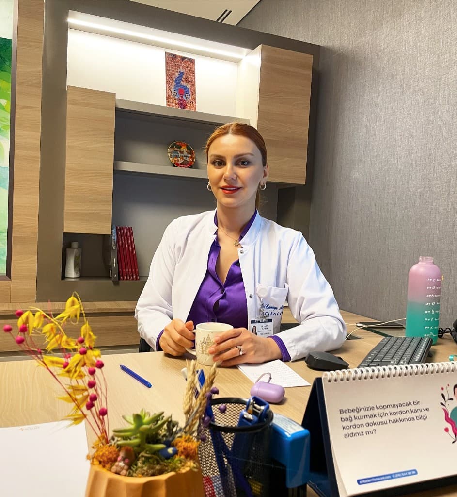 Uzm. Dr. Lamiya Aliyeva muayene odasında